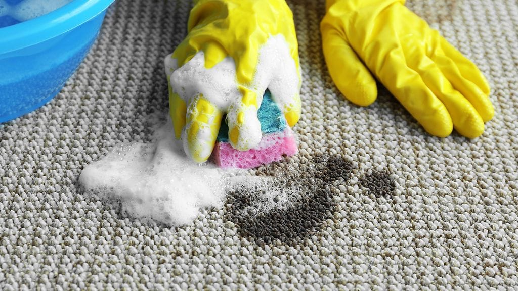 Saippuan lisääminen suoraan tahraan voi saada sen jämähtämään. Huuhdo sotkeutunut kohta aina ensin vedellä!