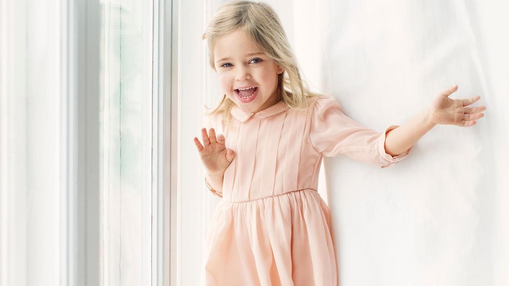Neljä vuotta täyttänyt prinsessa Leonore poseeraa iloisena virallisissa juhlakuvissa.