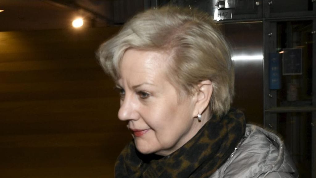 Suvi Lindén kuvattuna Helsinki-Vantaan lentokentällä tämän saavuttua Suomeen tänään 22. helmikuuta.