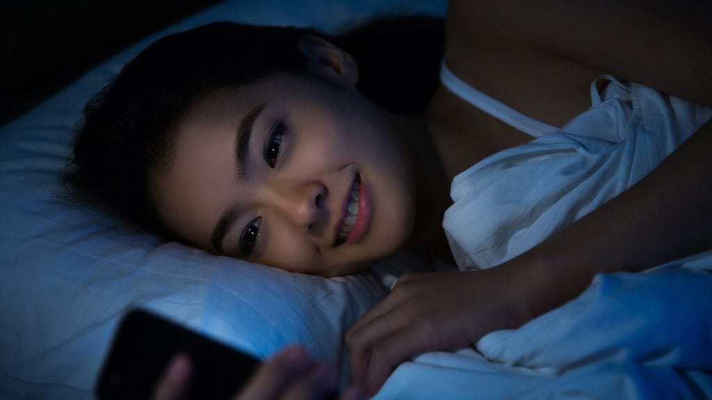 sänky, puhelin, sininen