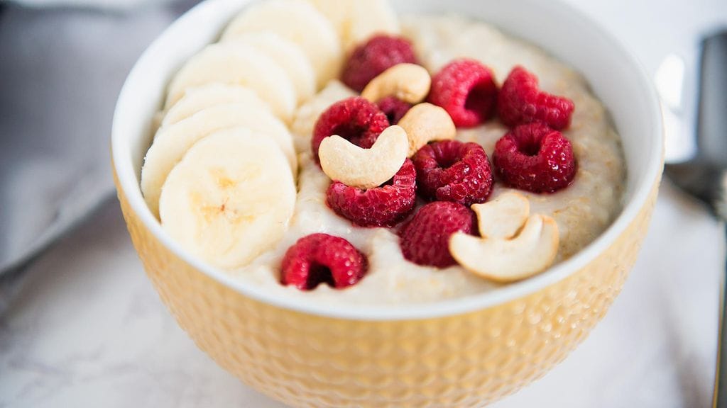 kaurapuuro marjat banaani pähkinät