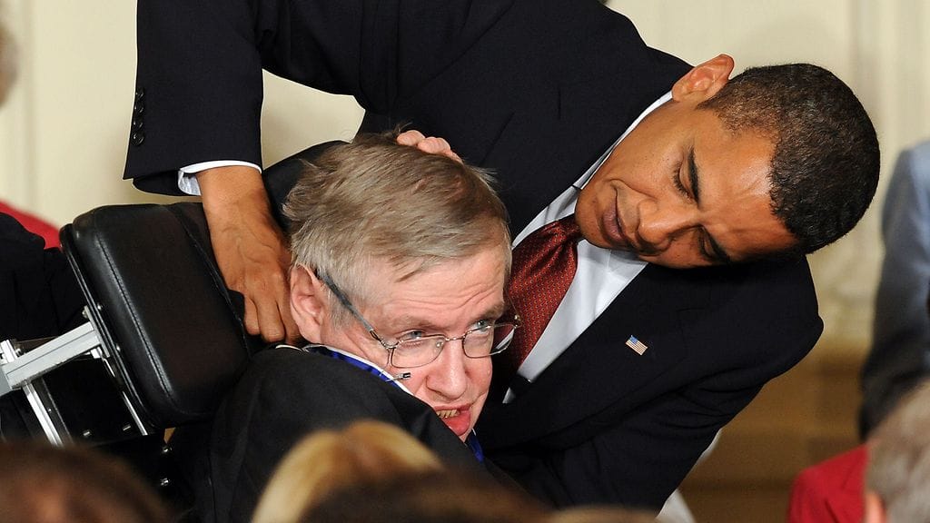 Stephen Hawking nautti laajaa arvostusta elämäntyönsä ansiosta ja sai lukuisia kunnianosoituksia. Kuvassa Yhdysvaltain edellinen presidentti Barack Obama palkitsi Hawkingin presidentillisellä Vapauden mitalilla saavutuksistaan.