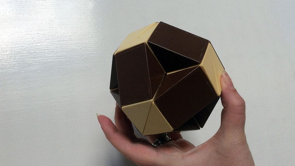 Muistatko sinä tämän kaksivärisen muovilelun, josta saattoi taitella erilaisia hahmoja ja kuvoita? Katso yllä olevalta videolta, miten lelusta syntyy pallo!