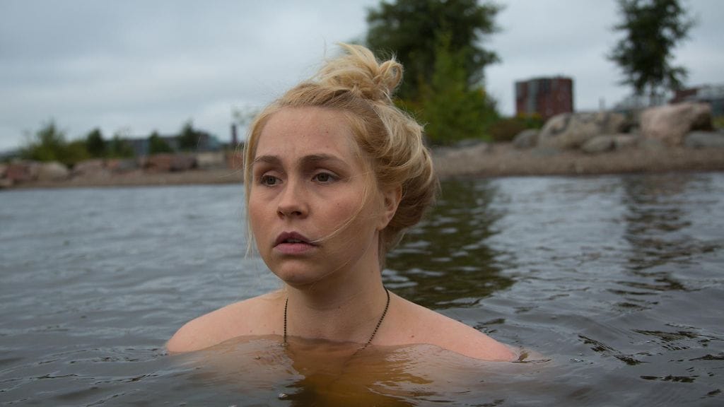 3. EXO II- Suvianna (Essi Hellén) yrittää hukuttaa murheitaan