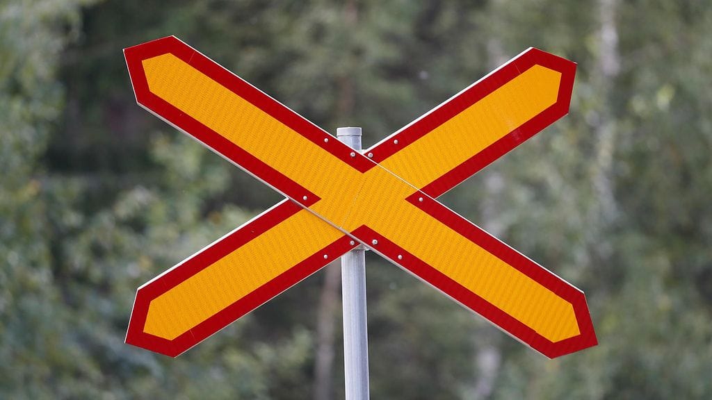 Varsinais-Suomen pelastuslaitoksen mukaan tasoristeysonnettomuudessa olivat osallisina tavarajuna ja henkilöauto. Kuvituskuva.