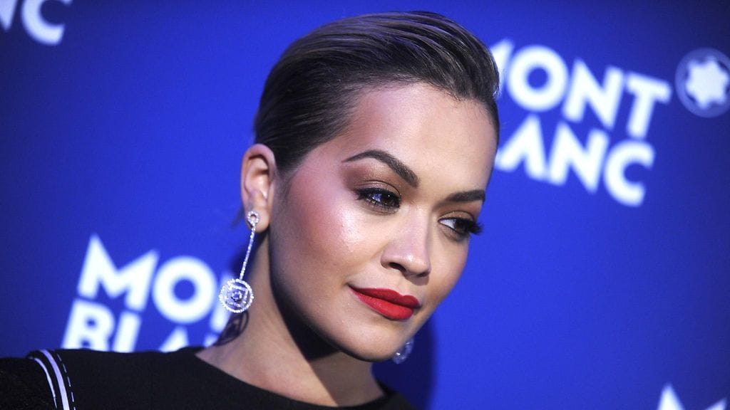 Laulajatähti Rita Ora näytti upealta kuuluisan miestenlehden järjestämässä tilaisuudessa.