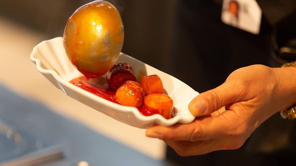 Kuvassa kuuluisaa currymakkaraa Volkswagenin ruokalassa 2018.