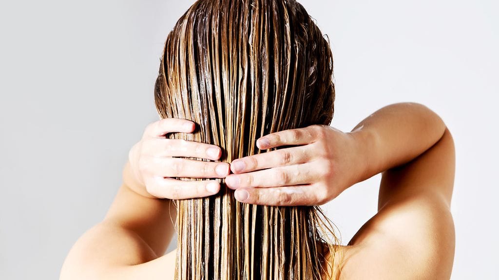 Vesipesun uskotaan jättävän hiuksiin niiden luonnollisia öljyjä. Kuvituskuva.