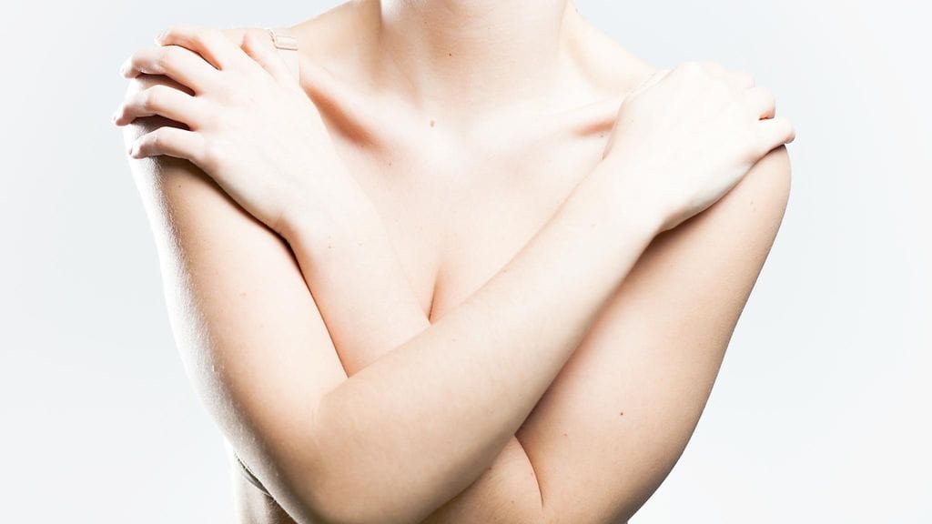 Vaikka ihon karvoitus on luonnollinen asia, moni haluaa hankkiutua siitä monin paikoin eroon. Miten nännikarvoista pääsee eroon?