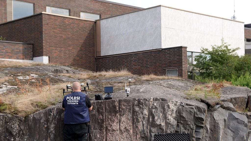 Poliisimies lennättää dronea Valtion vierastalon ja Hotelli Kalastajatorpan ympäristössä Helsingissä perjantaina 13. heinäkuuta 2018.