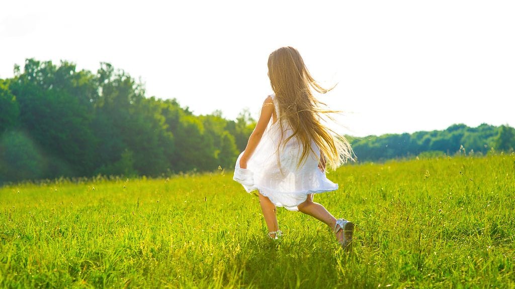 pikku tyttö nurmikko