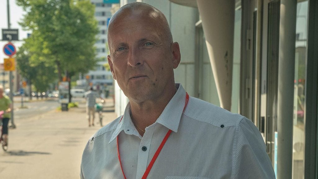 Vuonna 1960 syntynyt Koskela teki pitkän uran ammattiupseerina Puolustusvoimien palveluksessa. Hän toimi sotilasurallaan useissa kansainvälisissä tehtävissä, kuten YK:n Syyriassa ja Israelissa toimivan Undof-operaation apulaiskomentajana.