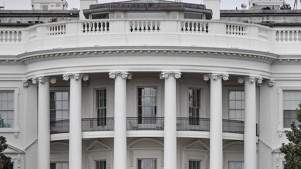 Yhdysvaltain salaisen palvelun agentit ampuivat aseistettua miestä Valkoisen talon lähellä Washingtonissa varhain tänään.