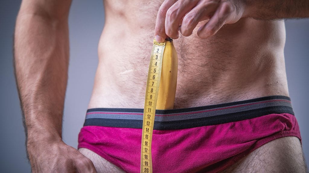 Miehet pohtivat, vaikuttaako helle peniksen kokoon. Kuvituskuva.