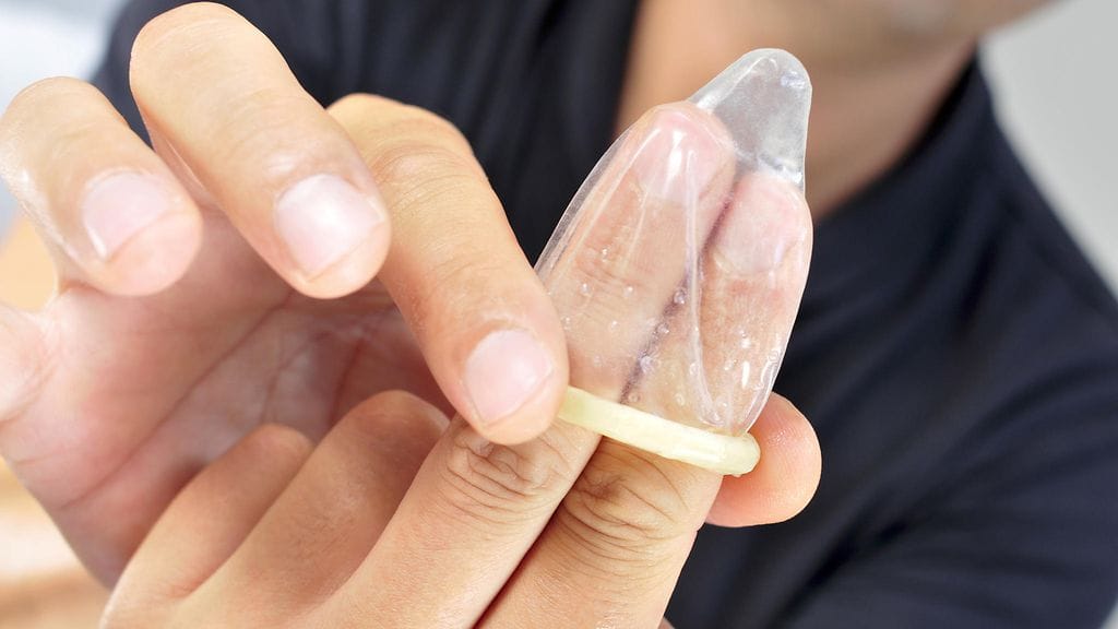 Muistatko, kun koulun terveystietotunneilla muistuteltiin kondomin käytöstä? Ilmeisesti opintojen kertaus olisi jälleen paikallaan...