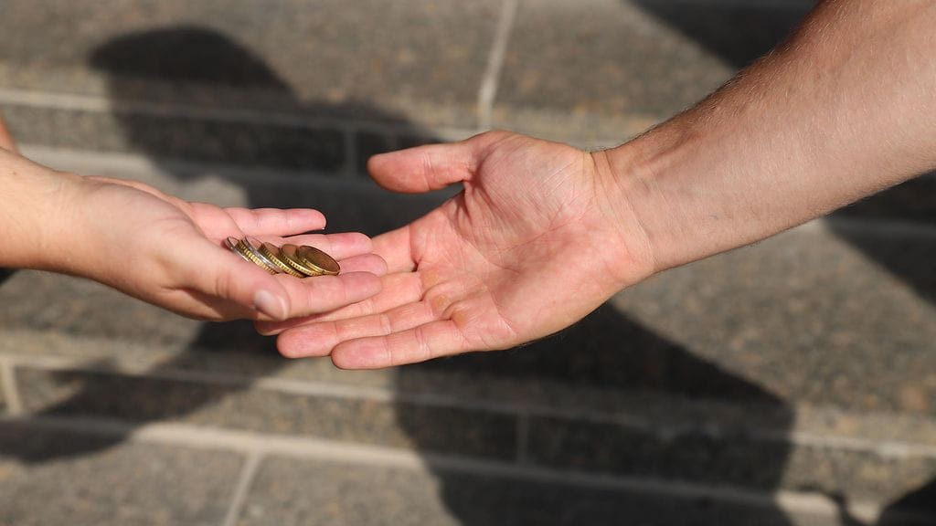 Kaduilla, kauppakeskuksissa ja ovilla tapahtuva rahankeruu ei ole Kuurojen Liiton tekemää.