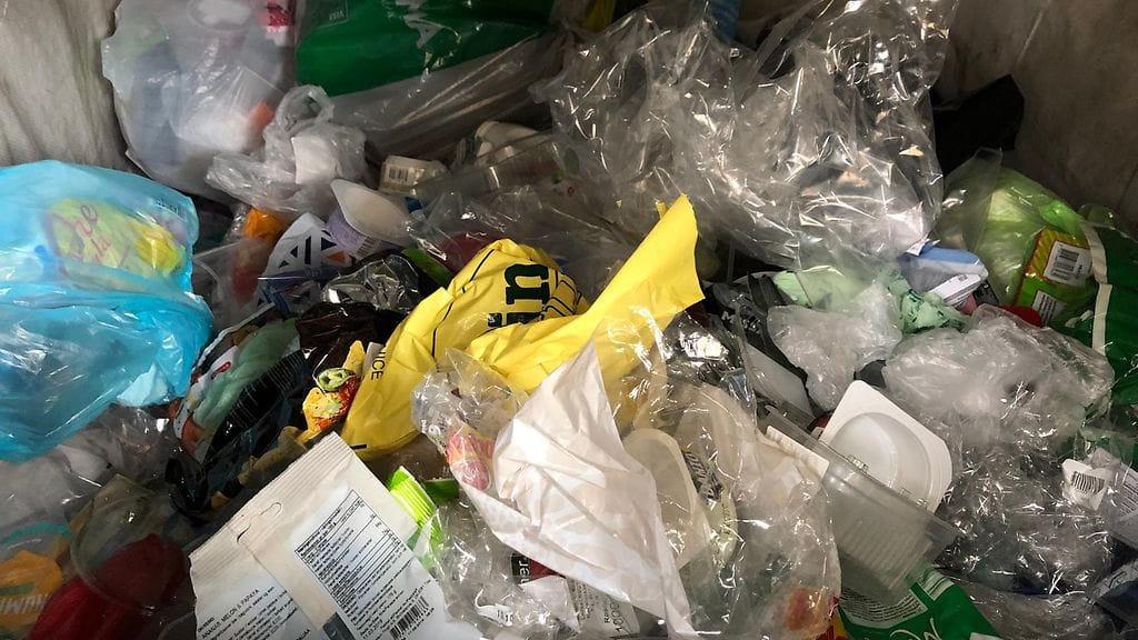 Nesteen tavoitteena on käsitellä yli miljoona tonnia muovijätettä vuodesta 2030 lähtien.