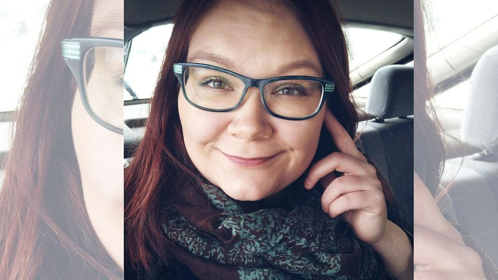 Nooran mielikuvissa äidillä on pitkät hiukset, joita hän pitää poninhännällä, ehkä silmälasit. Varmasti Noora ei tätä tiedä, sillä biologinen äiti antoi hänet adoptioon jo vauvana. Kuva Noora Sorjolan arkistoista