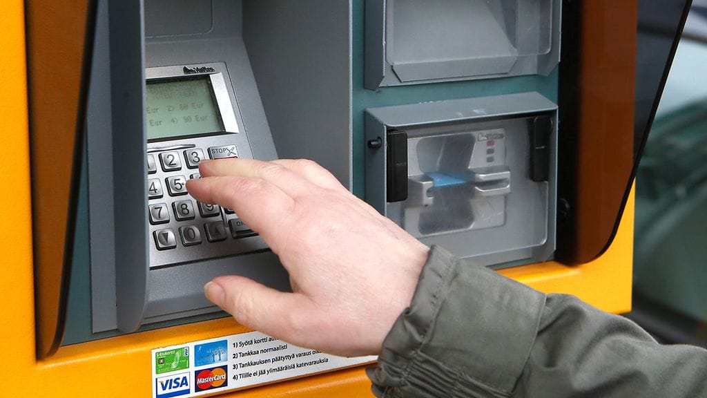 S-ryhmä kasvattaa sähköautojen latausverkkoa. Vuoden loppuun mennessä ABC-asemilla on yhteensä 50 latausasemaa ja satoja yksittäisiä latauspisteitä. Kuvituskuva.