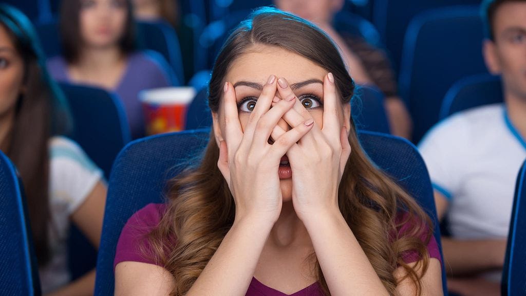 Elokuvantekijöillä on lukuisia keinoja, joilla saada katsoja pelkäämään. Kuvituskuva.