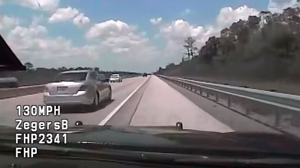 Video poliisin kojelautakameraan tallentuneesta episodista löytyy jutun lopusta.