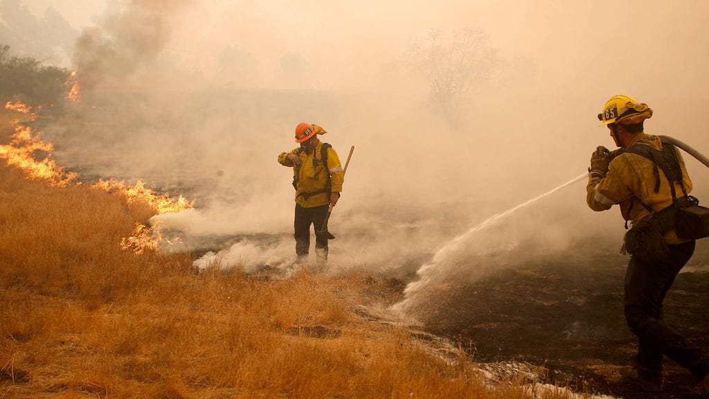 Palomiehet yrittävät rajata Woolsey-maastopaloa.