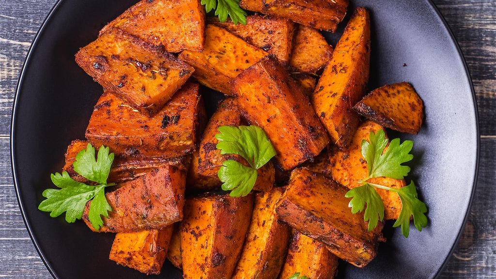 Uunissa paahdetut bataattilohkot voi maustaa juuri oman maun mukaan joko suolaisiksi tai makeiksi versioiksi.