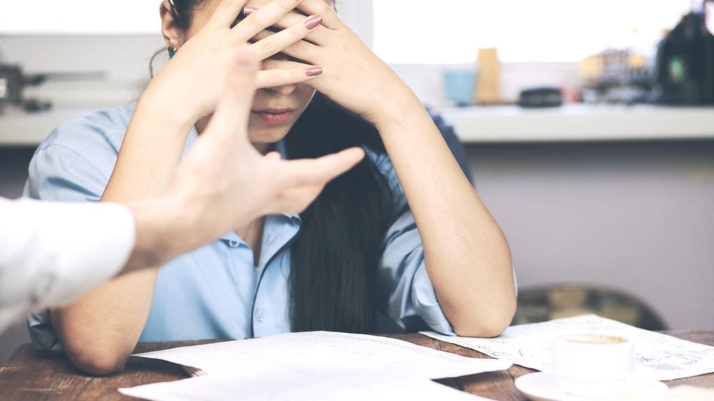Työpaikkakiusaaminen yhdistettiin tuoreessa tutkimuksessa kohonneeseen sydän- ja verisuonitautien riskiin. Kuvituskuva.