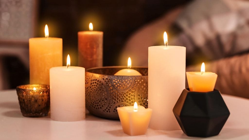 Hillitön kynttilöiden polttaminen voi tuoda terveyshaittaa lapsille ja aikuisille.