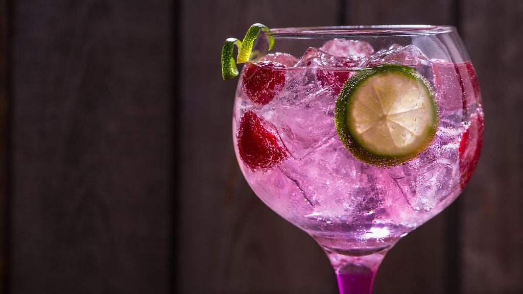 vaaleanpunainen gin tonic