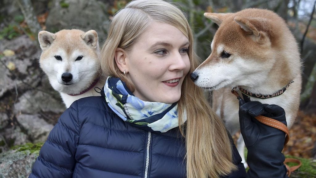 Sini Suutari poseeraa Tiukun ja Helmin kanssa.