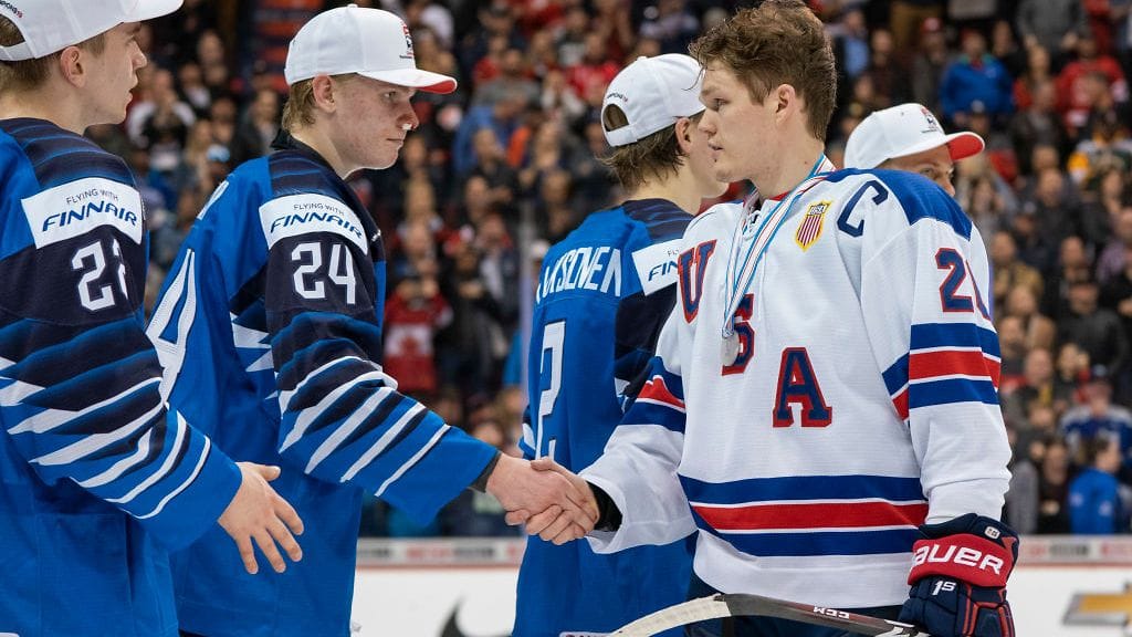 Kaapo Kakko kätteli USA:n kapteenia Mikey Andersonia finaalin jälkeen.