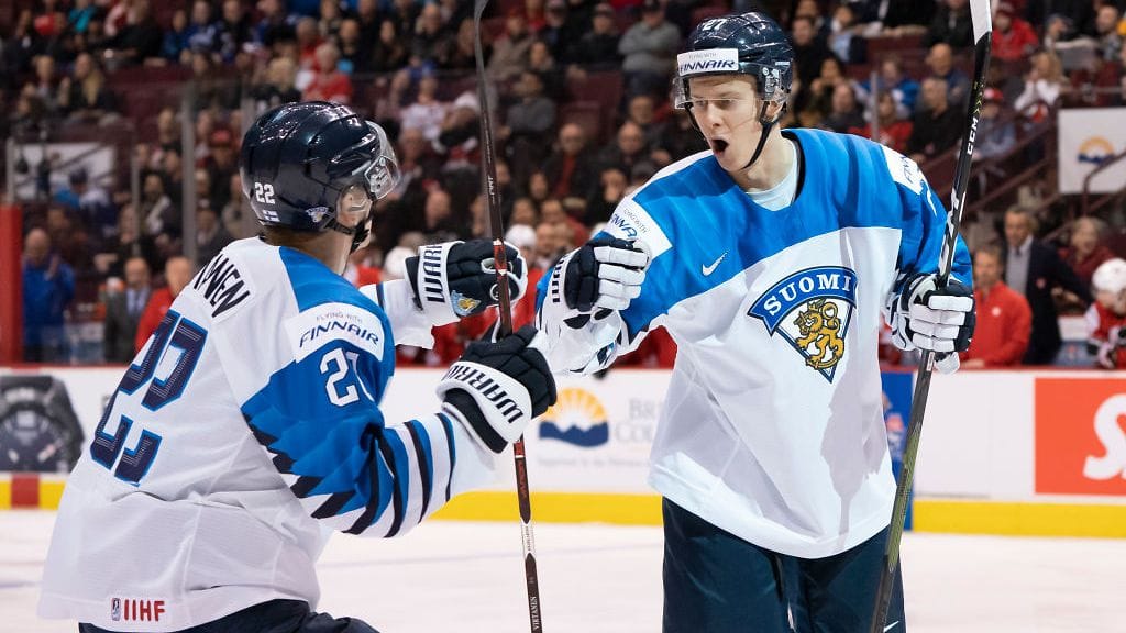 Jesse Ylönen sai onnittelut Santeri Virtaselta tehtyään maalin välieräpelissä Sveitsiä vastaan.