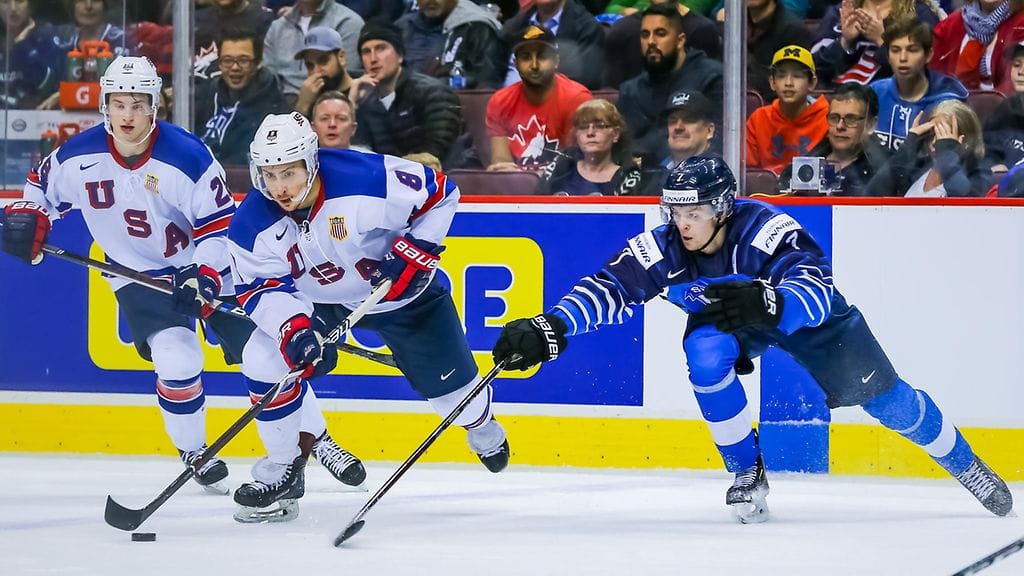 Urho Vaakanainen luutimassa MM-finaalissa Yhdysvaltoja vastaan.