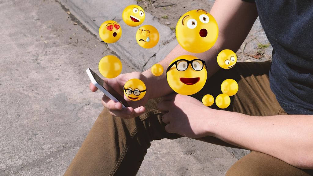 Tekstiviesteissä äänenpainot, -sävyt ja ilmeet sekä eleet jäävät näkemättä. Se altistaa väärintulkinnoille .