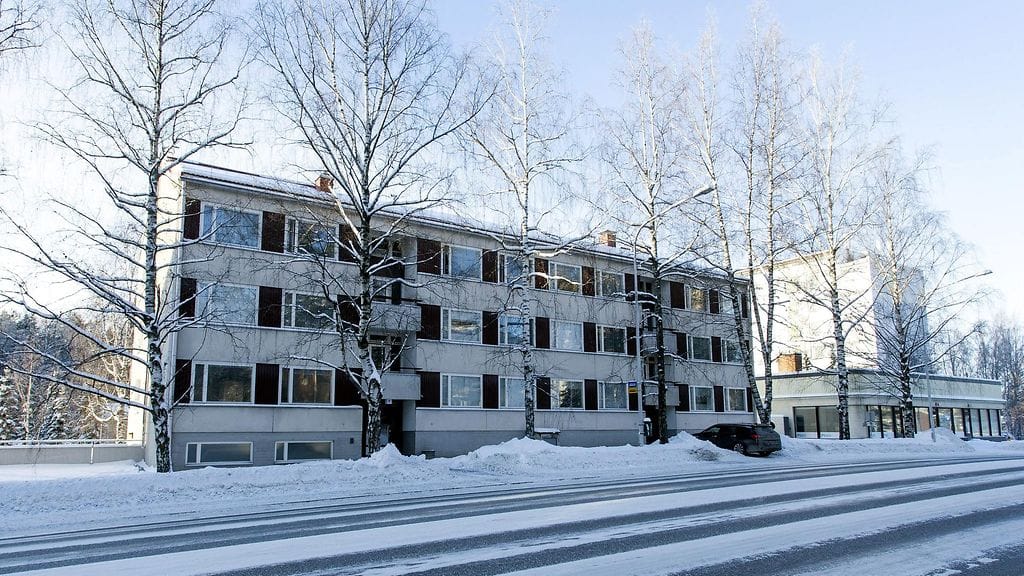 Kerrostalo julkisivun puolelta kuvattuna Lempääläntiellä Valkeakoskella 19. tammikuuta 2019. Valkeakoskella Pirkanmaalla myöhään eilen tapahtuneita henkirikoksia tutkitaan kahtena murhana.