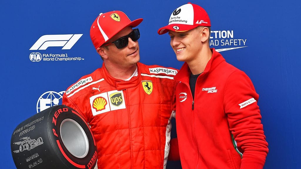 Mick Schumacher kävi jakamassa Kimi Räikkösen paalupaikkapalkinnon Italian Monzassa vuonna 2018.