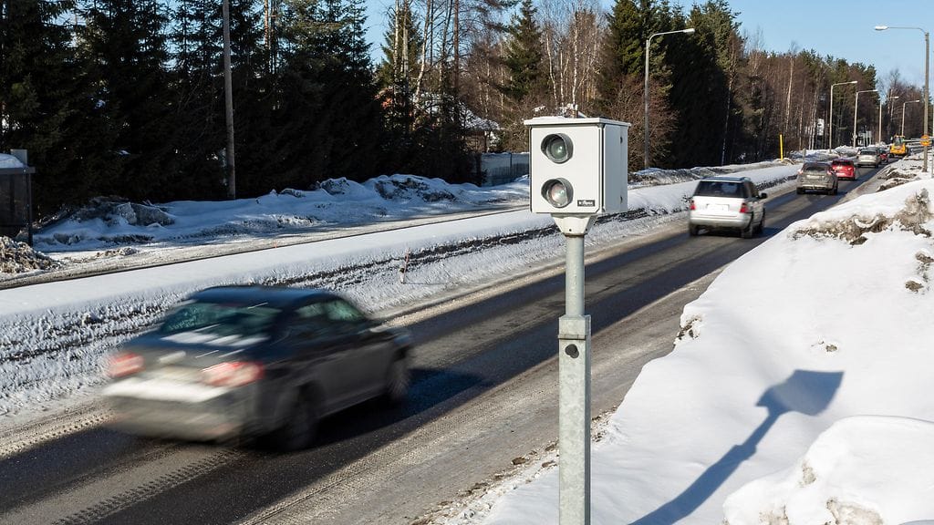 Akuutit palautteet tievaurioista voi soittaa Tienkäyttäjän linjalle puhelinnumeroon 0200 2100.