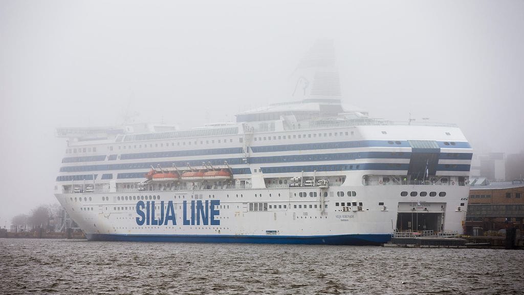 Silja Serenadeen mahtuu noin 400 autoa tai noin 60 rekkaa. Arkistokuva.
