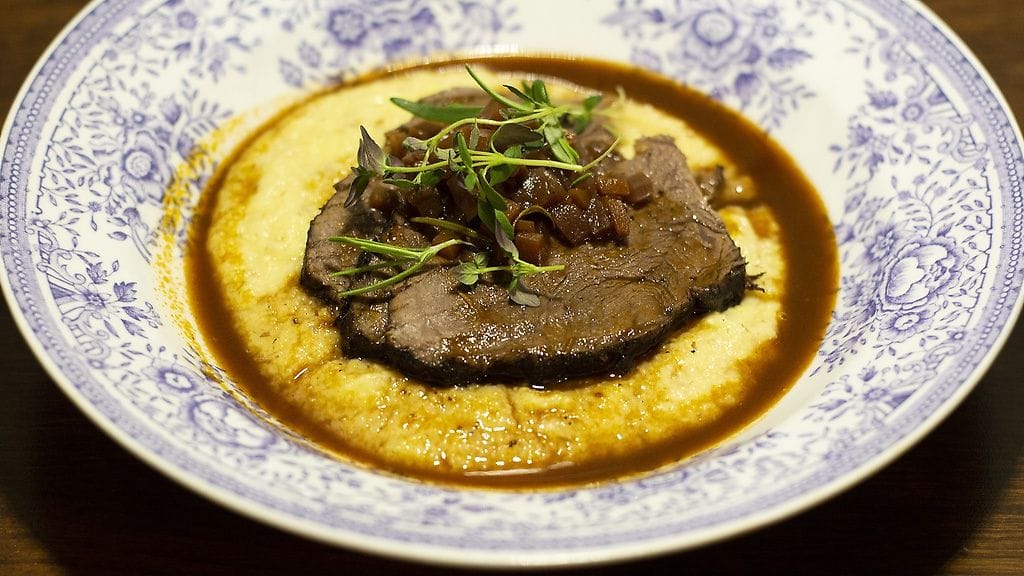 Punaviinissä haudutettu paisti on täynnä upeita makuja.