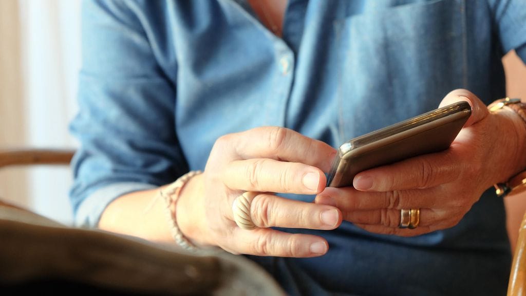 Uudenlaisessa huijauksessa huijari soittaa ja kehottaa lataamaan sovelluksen rahojen suojaamiseksi. Oikeasti kyseessä on keino viedä uhrin varat.