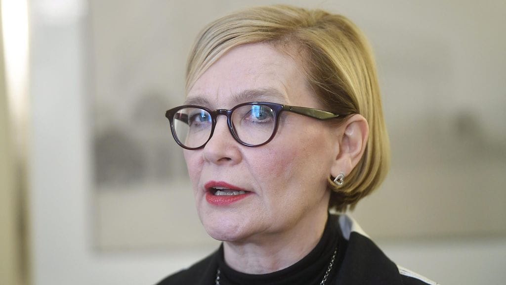 Sosiaali- ja terveysvaliokunnan varapuheenjohtaja Hannakaisa Heikkinen (kesk.) on saanut moitteet puhemies Paula Risikolta (kok.) tavastaan lopettaa valiokunnan asiantuntijakuulemiset.