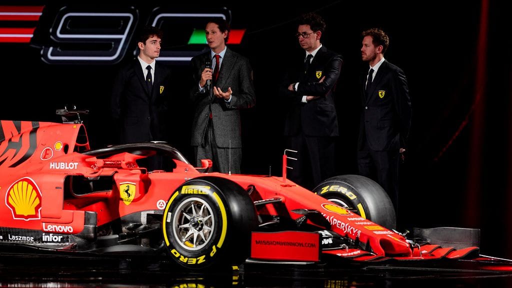 Ferrarin tallipäällikkö Mattia Binotto (toinen oikealta) myöntää, että Sebastian Vettel on italialaistallin lähtökohtainen ykköskuljettaja.