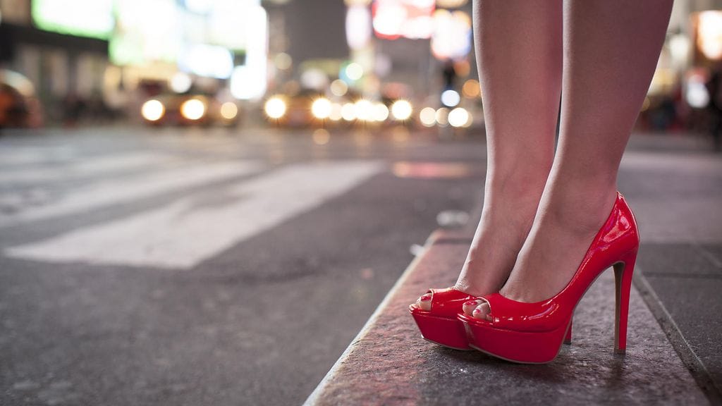 Korot jäivät kiinni viemärin kanteen, joten nainen otti koko kannen mukaansa. Kuvituskuva.