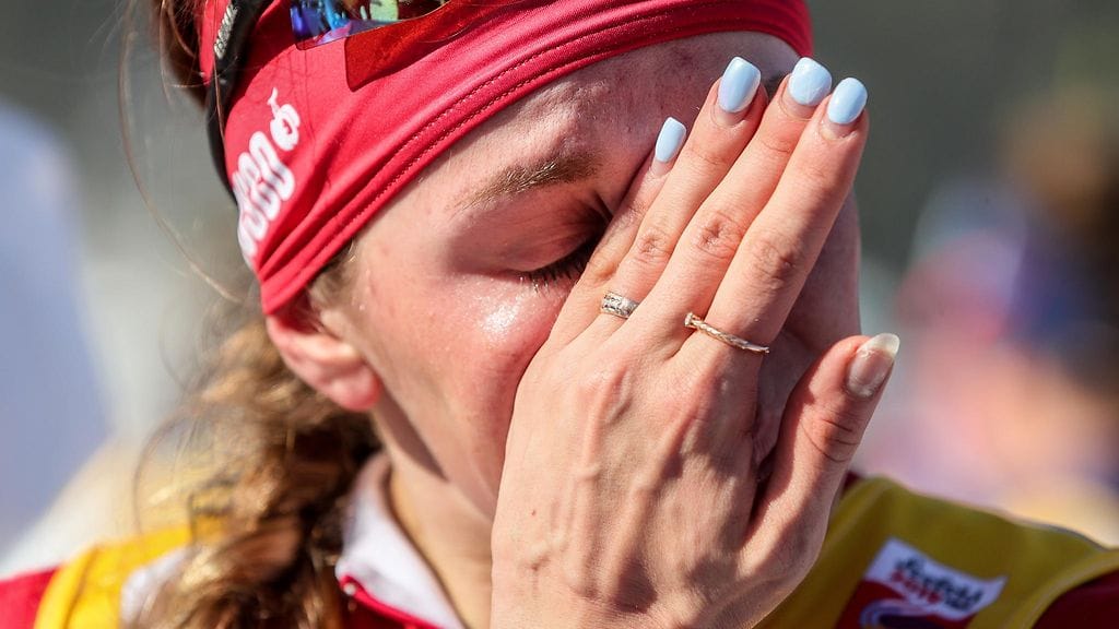 Therese Johaug kyynelehti lauantaina yhdistelmäkilpailun maailmanmestaruutensa jälkeen Seefeldissä.