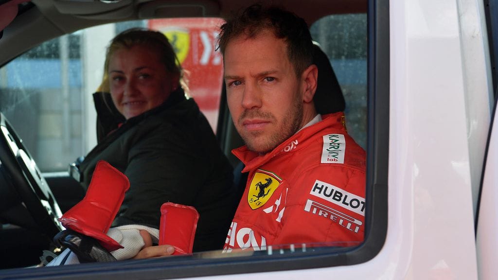 Sebastian Vettel sai ratavirkailijoilta autokyydin takaisin varikolle ulosajonsa jälkeen.