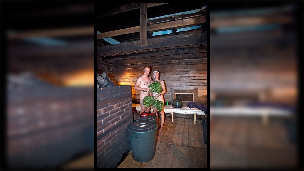 ÄLÄKÄYTÄMUIHINJUTTUIHIN_savusaunahääkuva_juhalaitalainen