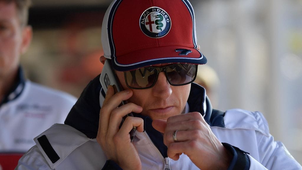 Kimi Räikkönen uuden tallinsa, Alfa Romeon väreissä.