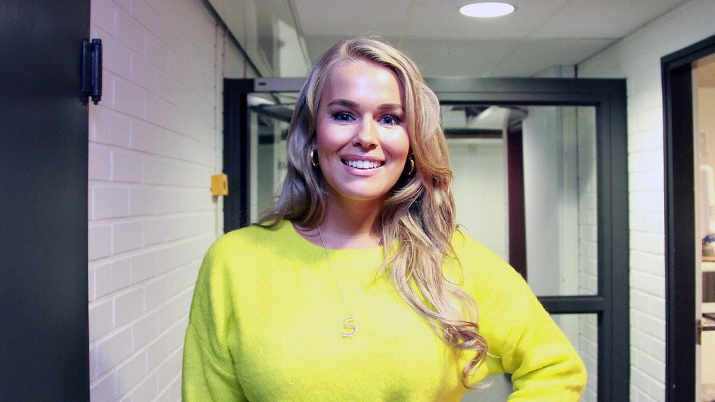 Sara Sieppi viihtyi tovin vaaleissa hiuksissa.