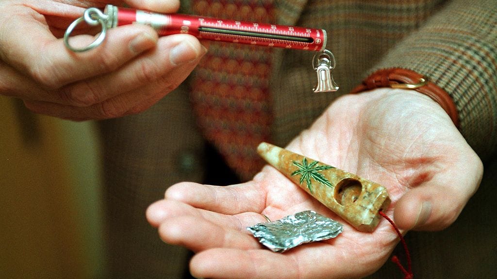 Arkistokuva: Poliisi esittelee takavarikoitua vaakaa ja kannabispiippua.